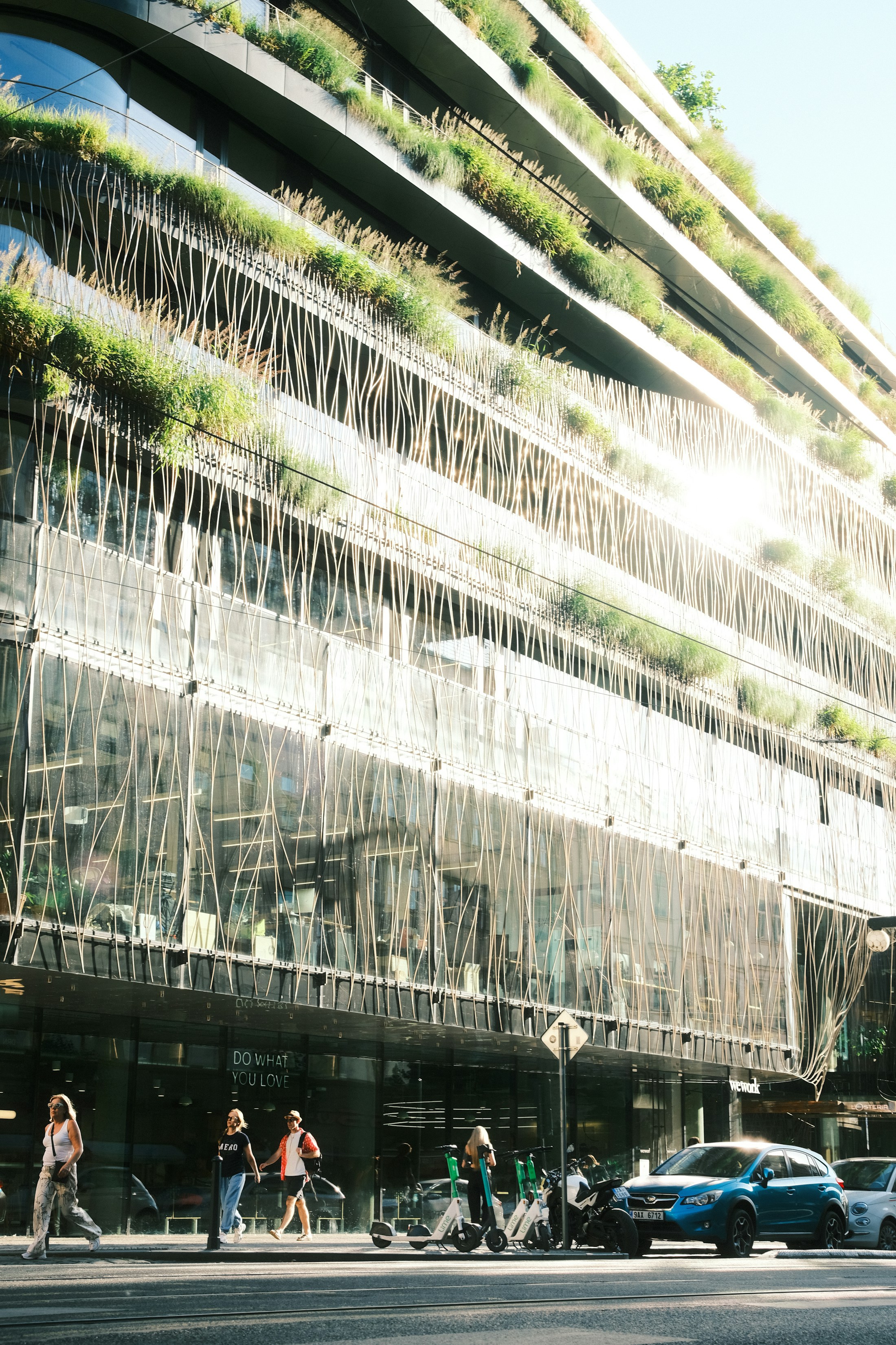 Edificio contemporáneo con vegetación integrada en sus terrazas